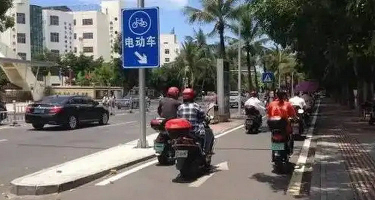 右轉(zhuǎn)時不小心走了非機動車道扣幾分