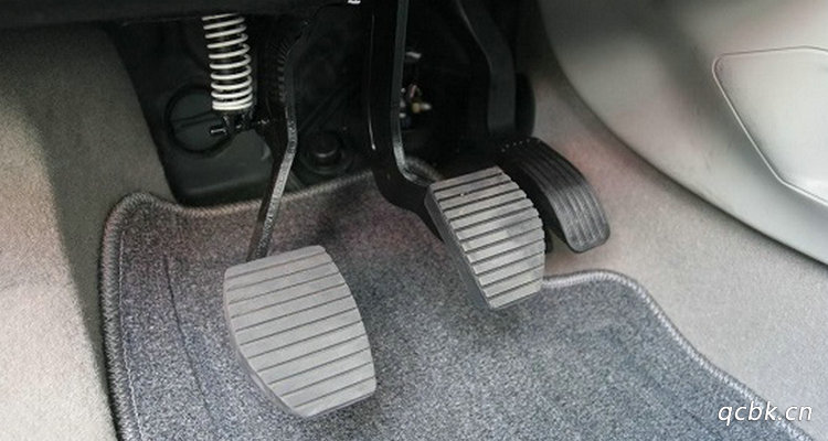 等紅綠燈離合器要一直踩著嗎