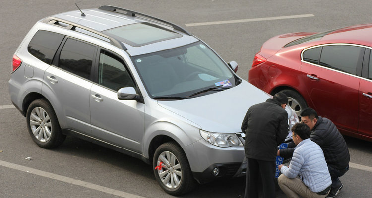 沒有年審的車出了事故怎么處理