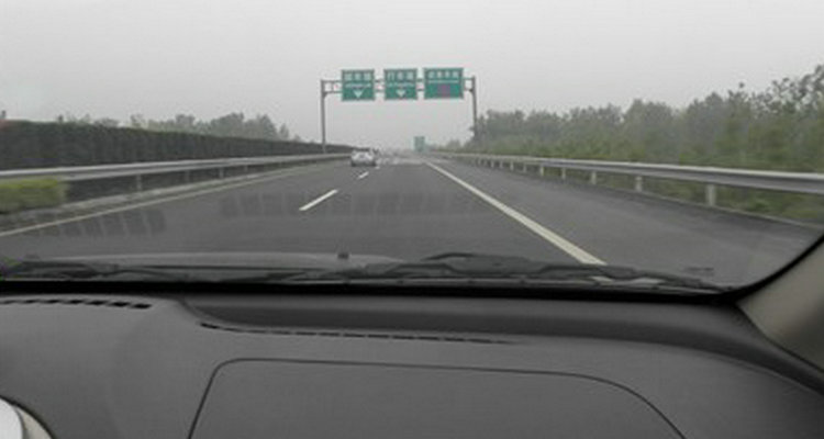 高速上踩剎車方向盤抖動什么原因