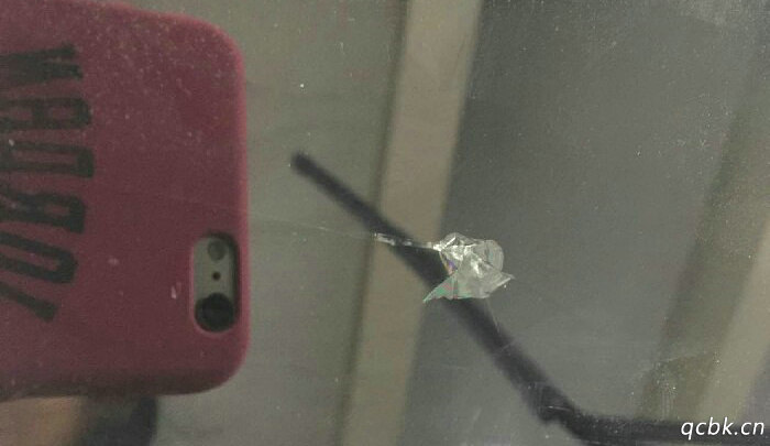 擋風(fēng)玻璃被石子砸裂紋怎么修復(fù)