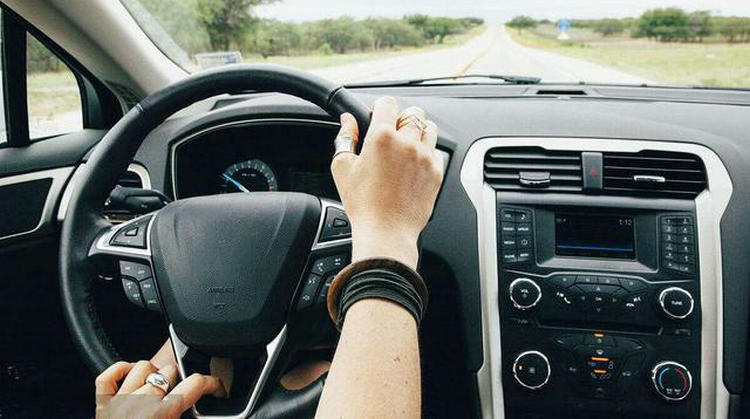 轎車方向盤打死是幾圈