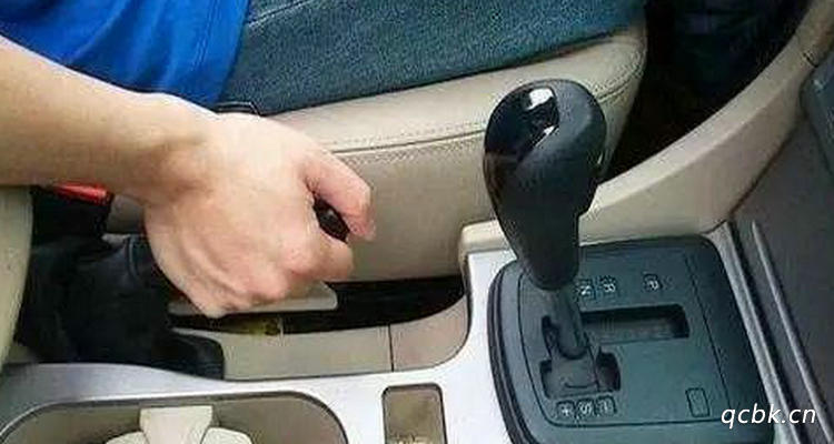 自動擋汽車啟動時要踩剎車嗎