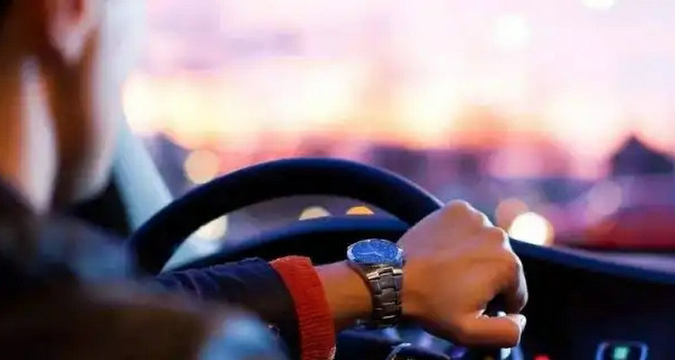 開車怎么對準(zhǔn)路中間的車道