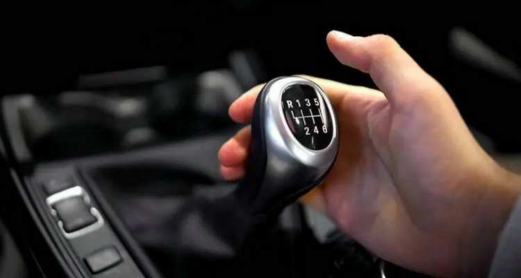 手動(dòng)擋停車正確方法 手動(dòng)擋停車怎么停