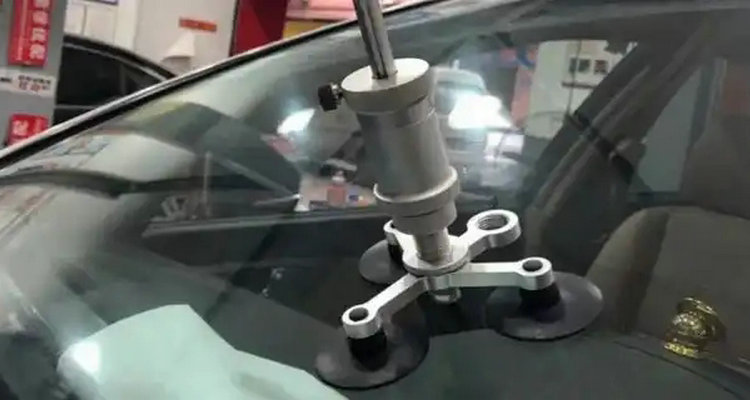 汽車前擋風(fēng)玻璃有裂痕怎么修復(fù)