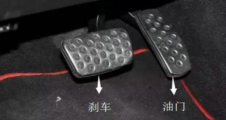 起步松離合的時候可以踩油門嗎