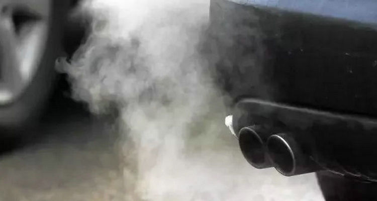 尾氣有刺鼻氣味什么情況