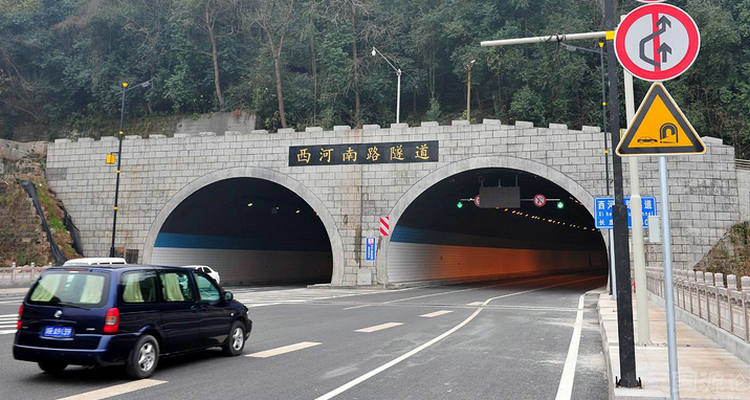 隧道內(nèi)變道扣幾分罰多少錢(qián)