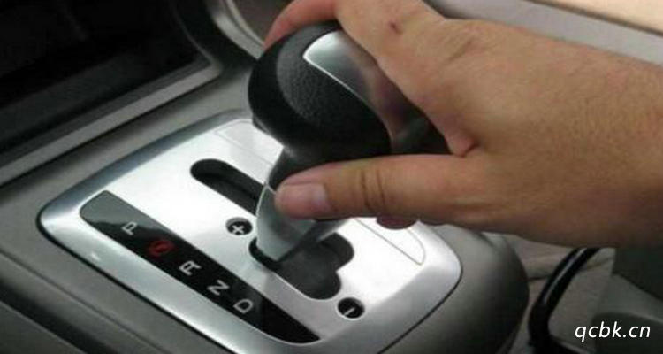自動(dòng)擋車(chē)停車(chē)時(shí)的正確操作方法