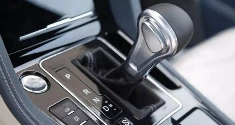 自動(dòng)擋車(chē)停車(chē)時(shí)掛N擋還是P擋呢