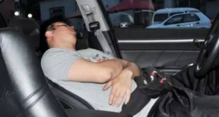 車?yán)镩_空調(diào)睡一小時費多少油