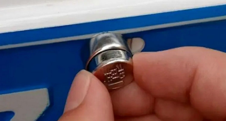 車牌螺絲怎么拆下來(lái) 車牌螺絲怎么拆卸