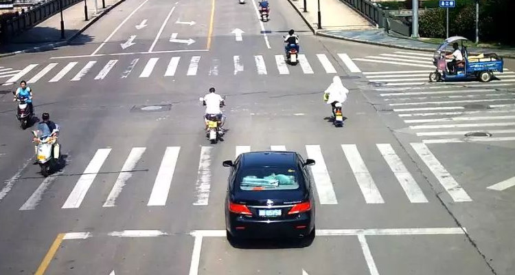 前后輪都過了停止線算不算闖紅燈