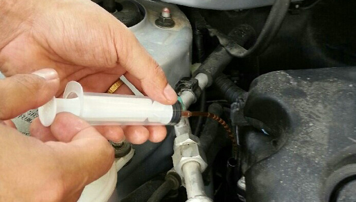 汽車抽機(jī)油最簡(jiǎn)單的方法