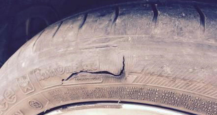 輪胎側面磕掉一小塊肉能補嗎