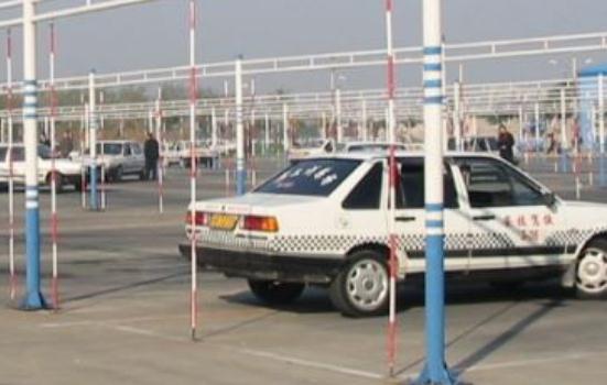 學(xué)駕照下載哪個軟件看題，駕考寶典受歡迎