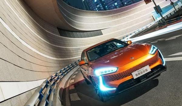 賽力斯SF5自由遠征版，零百加速時間達到4秒級