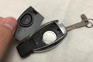 奔馳鑰匙電池怎么換，大部分鑰匙的電池型號(hào)是cr02253v（內(nèi)附更換步驟）