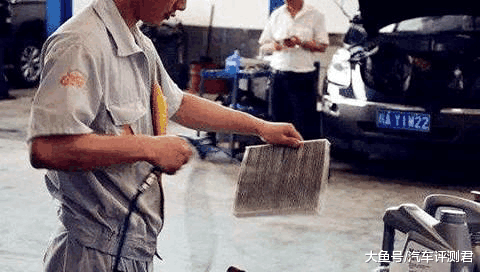 汽車開空調(diào)耗油？修車工說漏嘴，一個小動作，既制冷還省油！