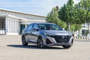 長(zhǎng)安逸動(dòng)怎么樣 舒適性好、顏值較高、油耗低（百公里油耗6L）