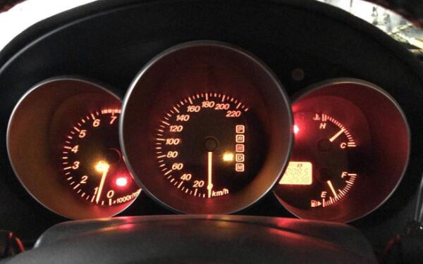 汽車(chē)的報(bào)警裝置 發(fā)動(dòng)機(jī)故障燈亮代表什么