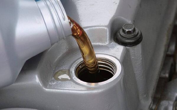汽車用油量最大的品種 發(fā)動(dòng)機(jī)油是什么