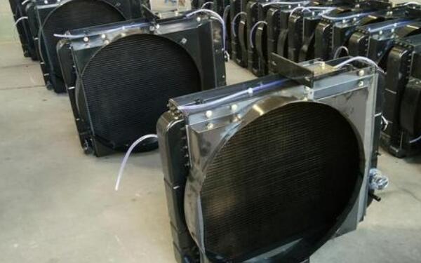 發(fā)動機(jī)散熱器的性能介紹 清洗散熱器需要注意什么