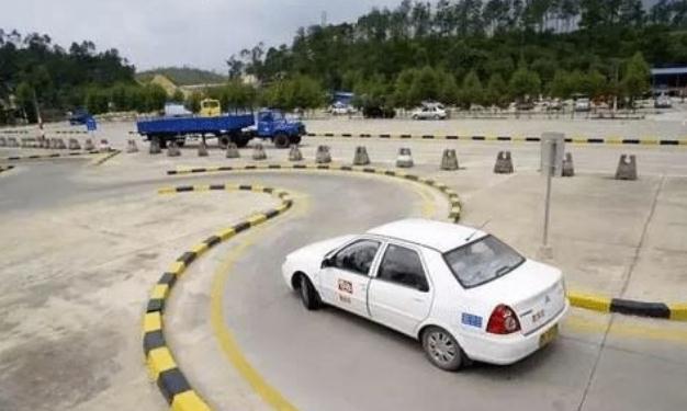 學(xué)駕照年齡有怎樣的要求，年齡不夠不能學(xué)