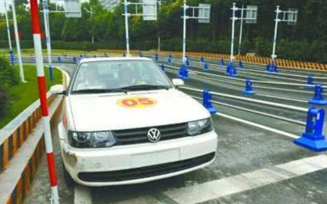 c1學費全國統(tǒng)一價格表，服務費用存在差異