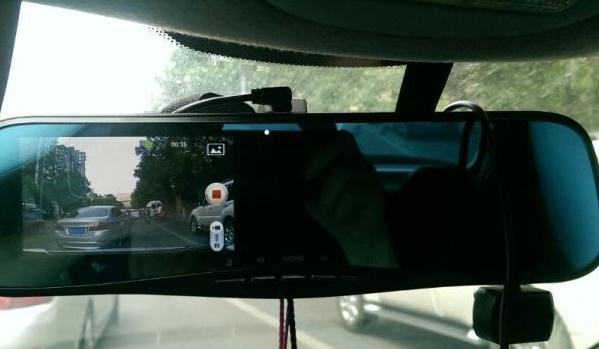 目前最好的行車(chē)記錄儀，隱藏式的更受歡迎