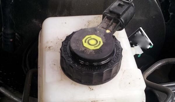 制動(dòng)距離增加甚至失靈 剎車油多長(zhǎng)時(shí)間更換一次