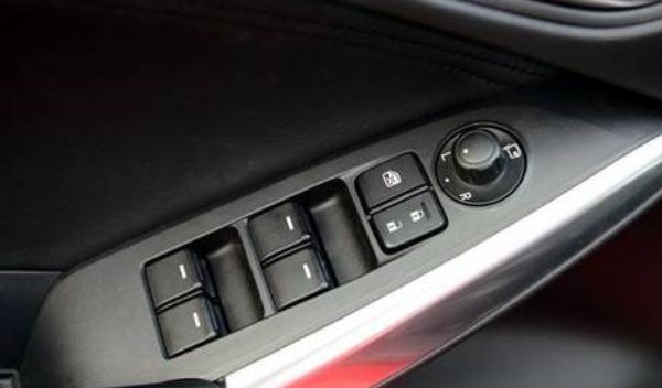 車速感應(yīng)自動上鎖，防止突然打開車門的危險（感應(yīng)開關(guān)）