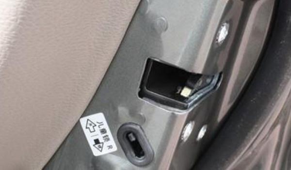 兒童鎖分為旋鈕式和撥動式（均能保證孩子安全）