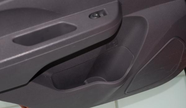 后排杯架，不僅僅是放杯子還能加熱制冷（智能實(shí)用很貼心）