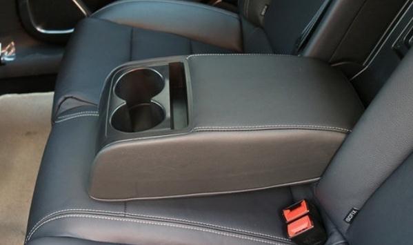 后排中央扶手，可收納可儲物（時尚奢華有品味）