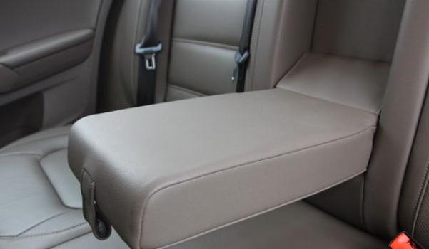 后排中央扶手，可收納可儲物（時尚奢華有品味）