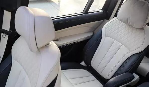 第二排獨立座椅，提高舒適性（注意轉彎行駛要減速）