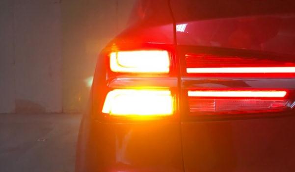 什么是高位剎車燈，分為鹵素和LED燈（常見的是鹵素燈）