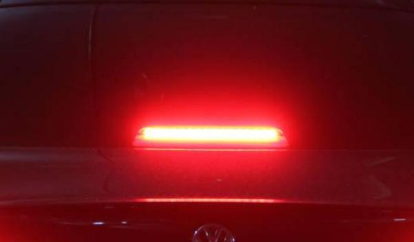 什么是高位剎車燈，分為鹵素和LED燈（常見的是鹵素燈）