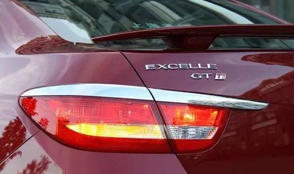 什么是高位剎車燈，分為鹵素和LED燈（常見的是鹵素燈）