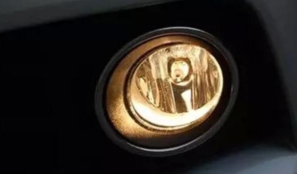 什么是車(chē)前霧燈，鹵素黃色光霧燈（穿透能力強(qiáng)）