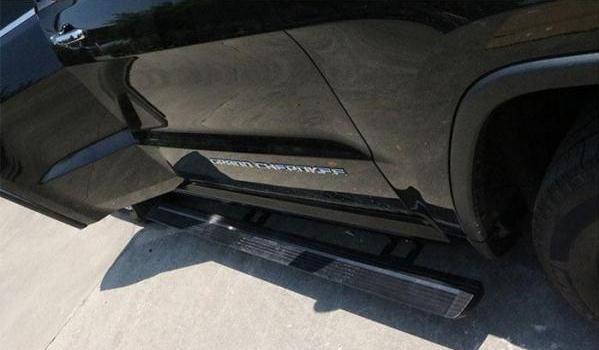 什么是車側(cè)腳踏板，方便乘車上下（電動踏板是高端車型的配置）