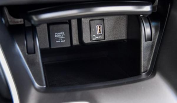 USB/Type-C接口數(shù)量，充電娛樂都滿足（USB接口很方便）