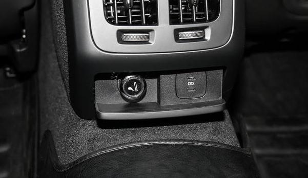 USB/Type-C接口數(shù)量，充電娛樂都滿足（USB接口很方便）