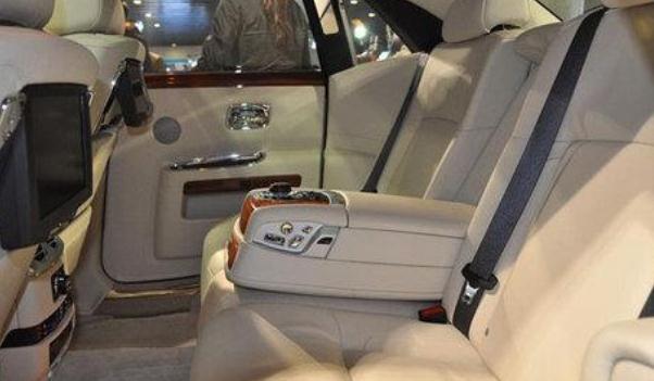 什么是后排控制多媒體，功能實用高端大氣（奢華的象征）