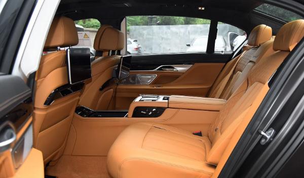 什么是后排控制多媒體，功能實用高端大氣（奢華的象征）