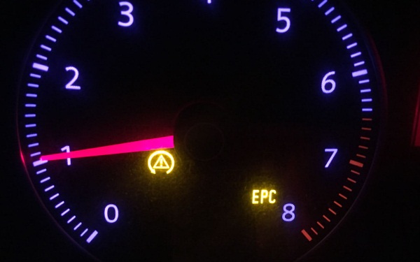 儀表盤黃燈三角感嘆號(hào) 儀表盤黃燈什么意思