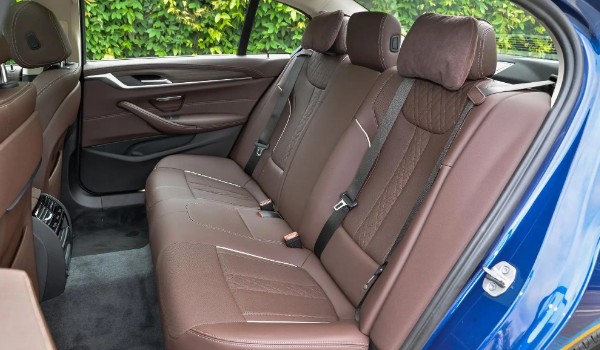 奧迪a6l和寶馬5系哪個(gè)好 寶馬5系空間大(頂配僅售55萬(wàn))