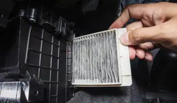 新款奧迪a6l空調(diào)濾芯的位置 在副駕駛腳墊上方的位置